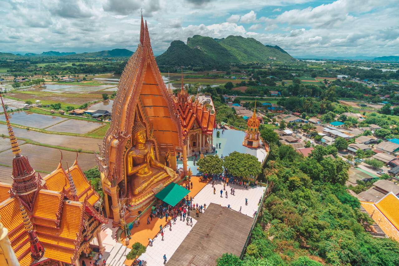 Tượng Phật khổng lồ ở Wat Tham Sua nhìn từ trên cao ở Kanchanaburi