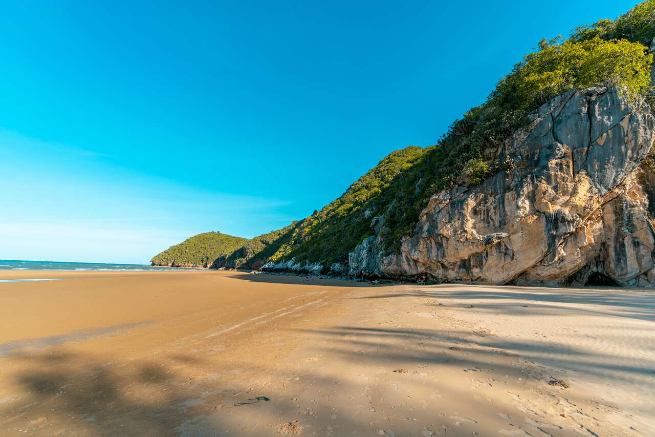 Bãi biển Khao Kalok vắng vẻ và núi Khao Kalok ở Hua Hin, Thái Lan