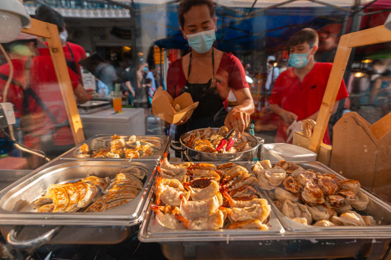 Một người bán gyozas tại một khu chợ ở Thái Lan