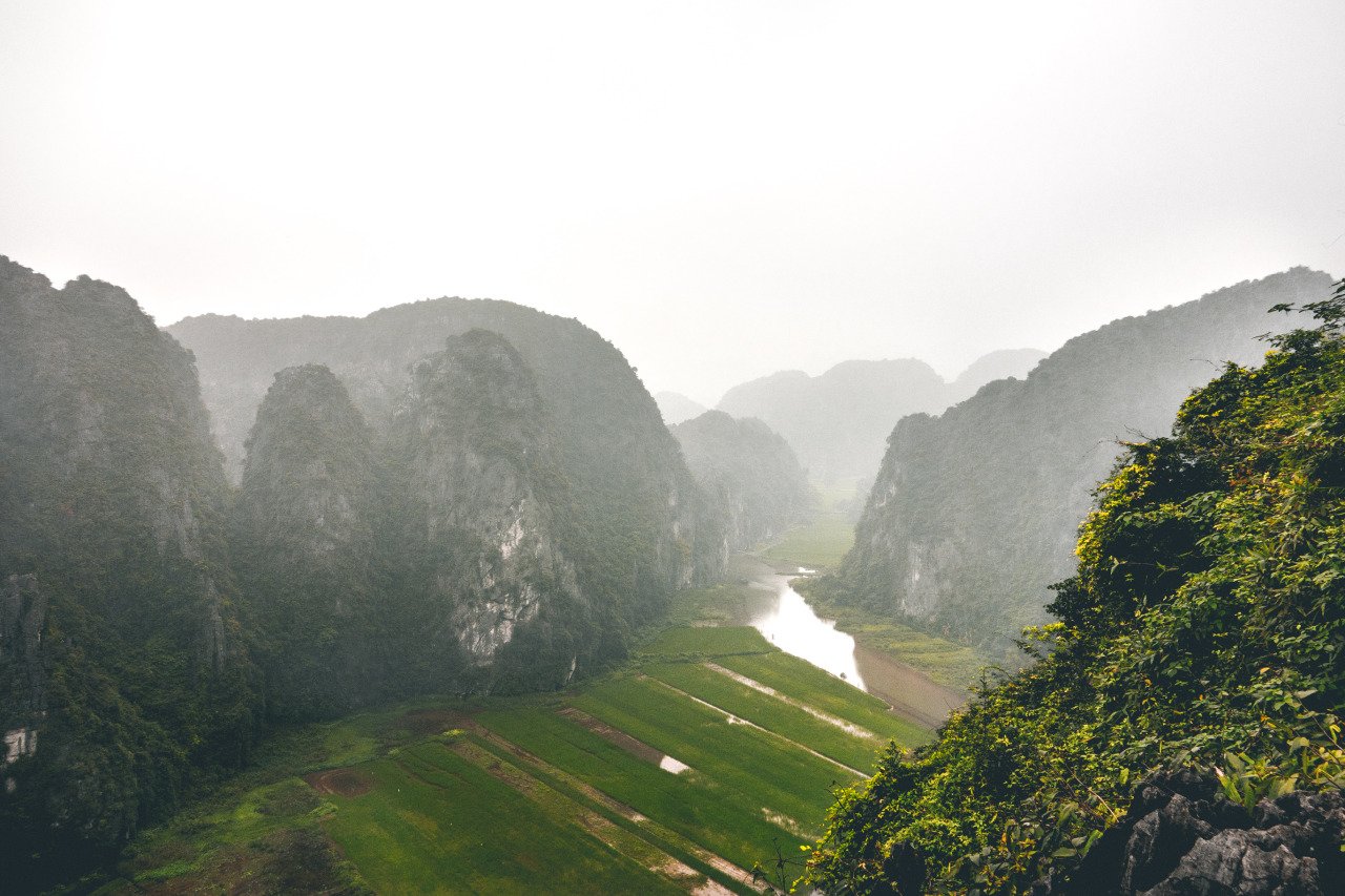 Người đứng trên đỉnh Hang Múa, Ninh Bình, Việt Nam.