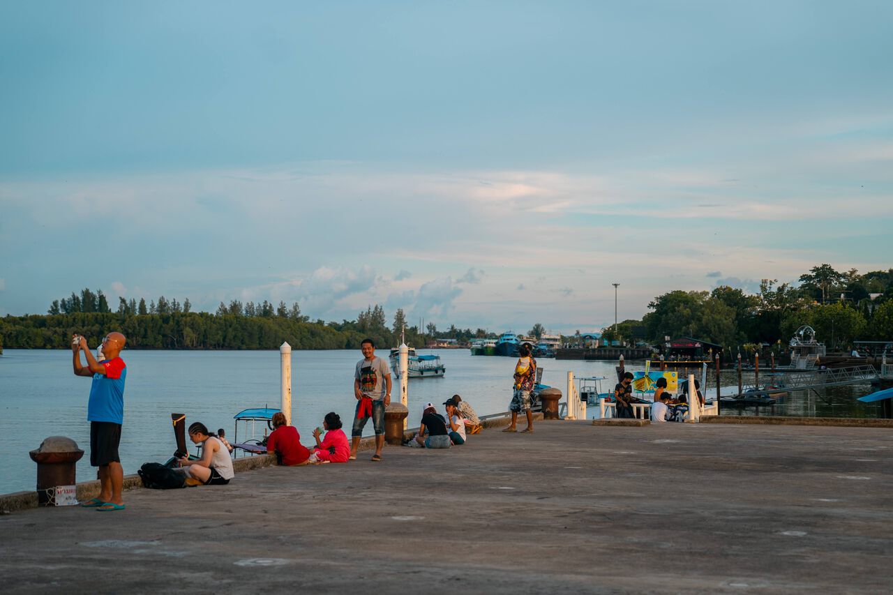 Mọi người đi chơi ở Lối đi bộ lót ván sông Pak Nam ở Tỉnh Krabi