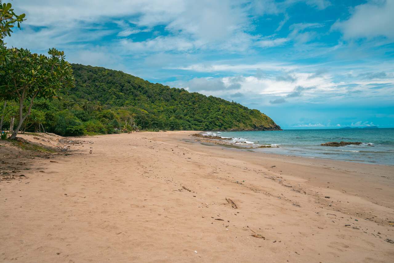 Một bãi biển tre trống rỗng ở Ko Lanta