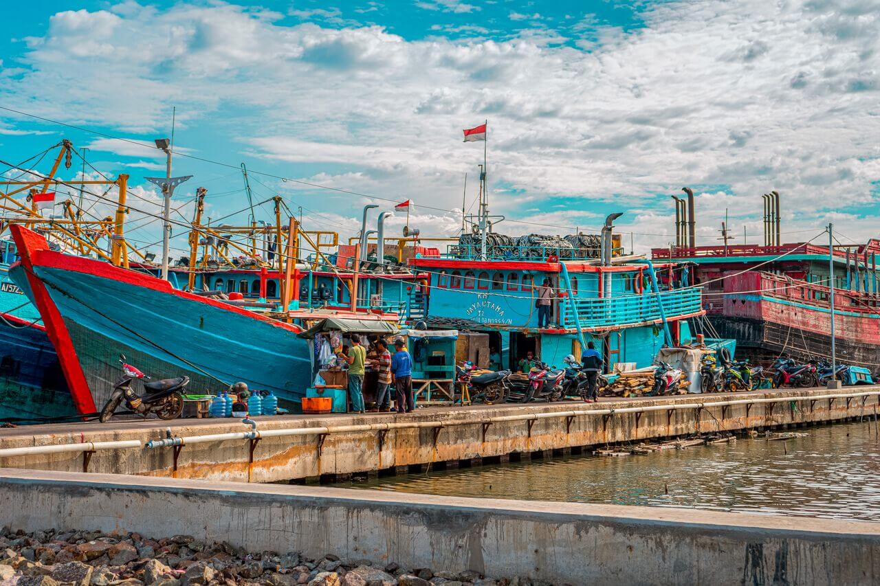 Hahour cũ (Pelabuhan Sunda Kelapa) ở Jakarta vào ban ngày