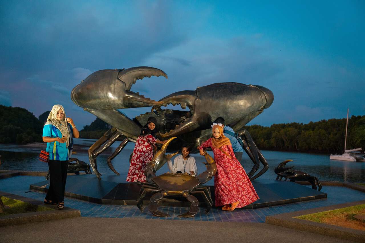 Tượng cua bên lối đi bộ lót ván sông Pak Nam ở Tỉnh Krabi