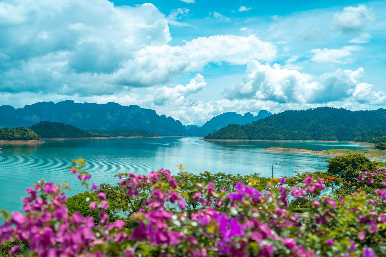 Khao Sok nhìn từ đập Rajjaprabha