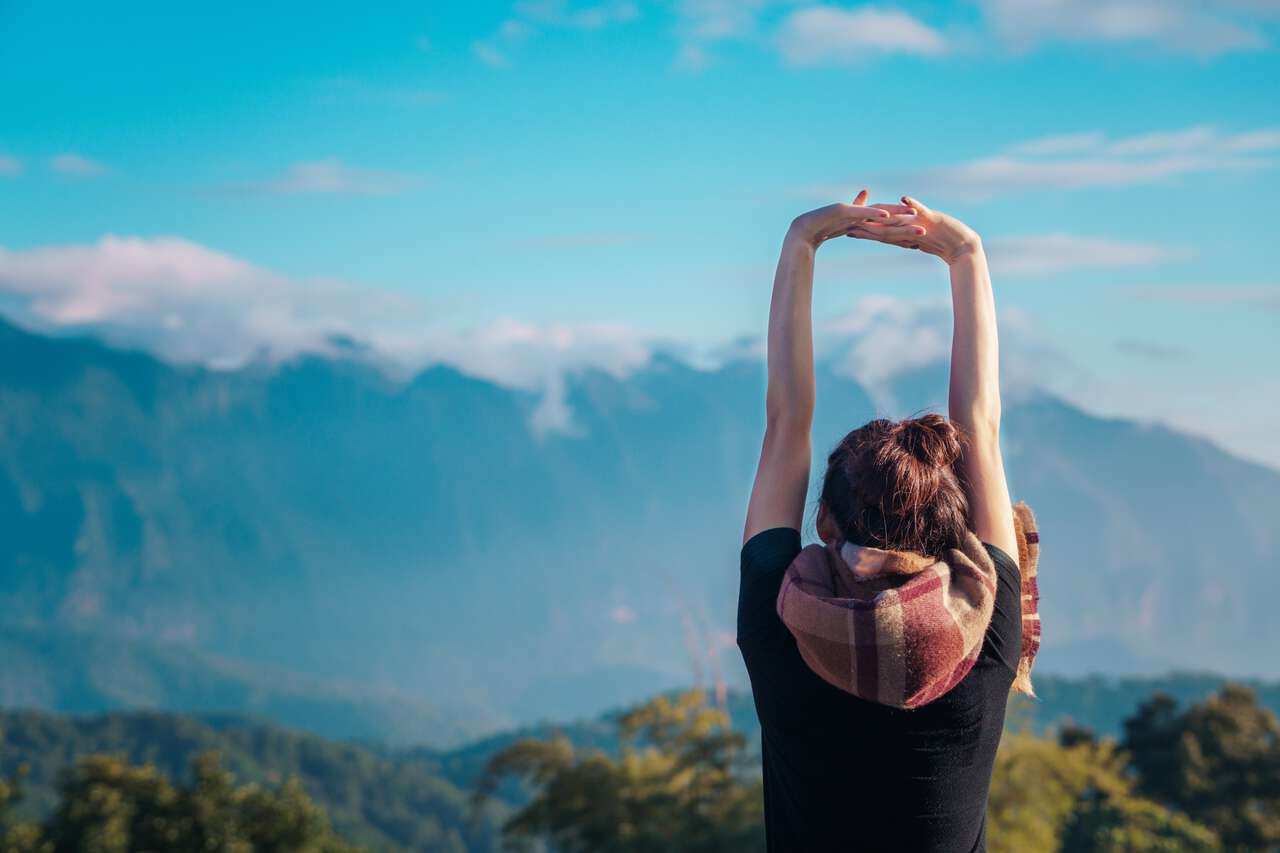 Một người phụ nữ nằm dài trước ngọn núi Chiang Dao tại Khu cắm trại San Pa Kia ở Chiang Mai