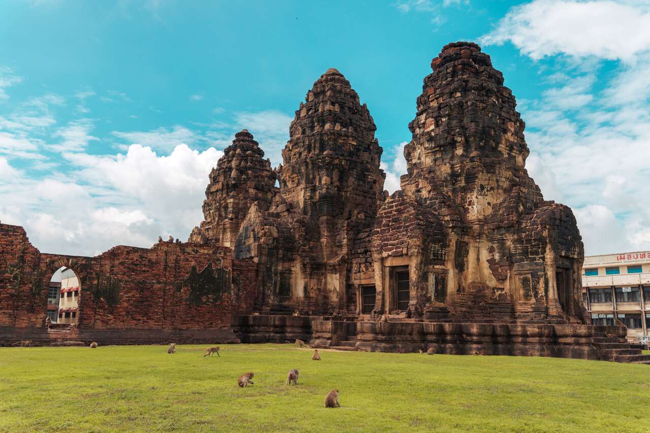 Những chú khỉ chạy quanh Prang Sam Yod ở Lopburi