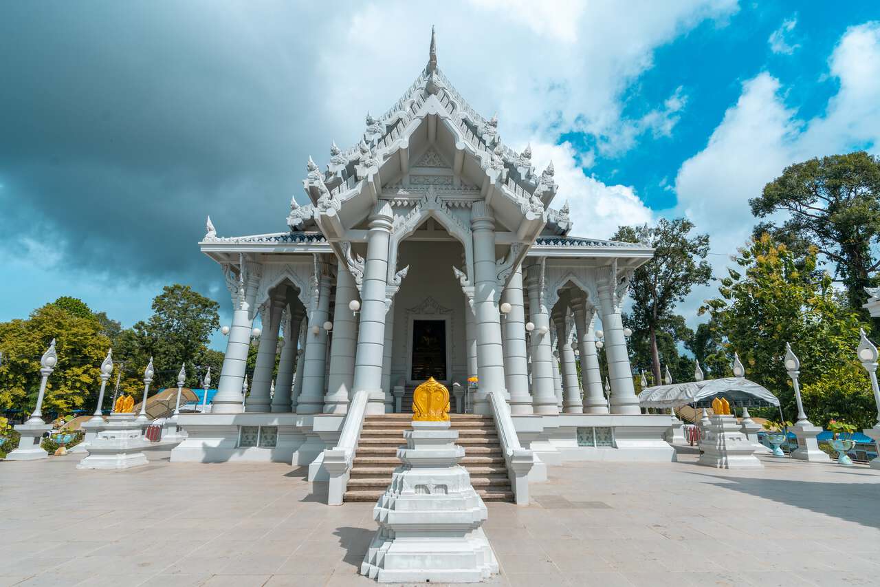 Lối vào của Wat Kaew Korawaram ở Tỉnh Krabi