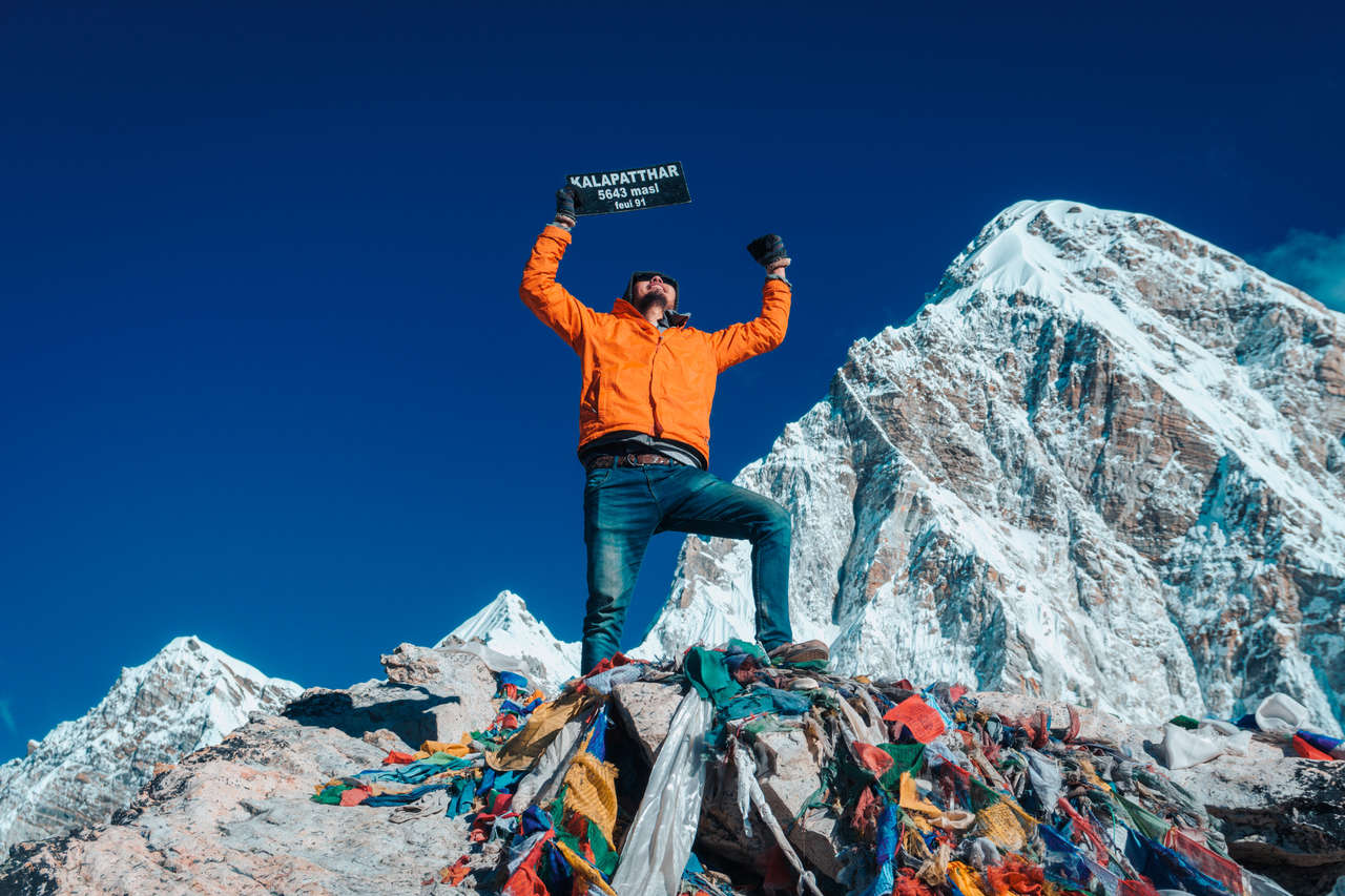 Một người ăn mừng trên đỉnh Kala Patthar trên đường mòn Everest Base Camp ở Nepal