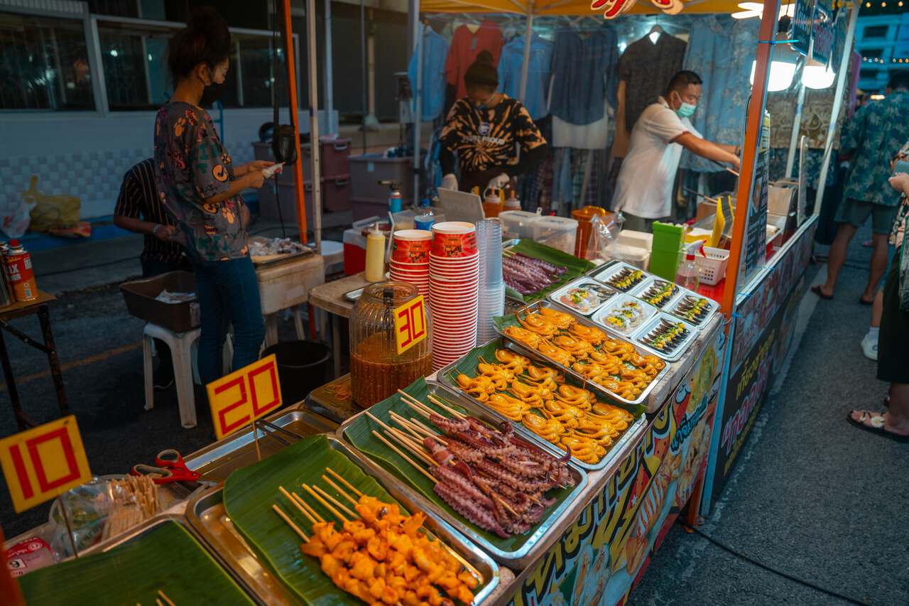 Hải sản trên que ở chợ đêm Krabi