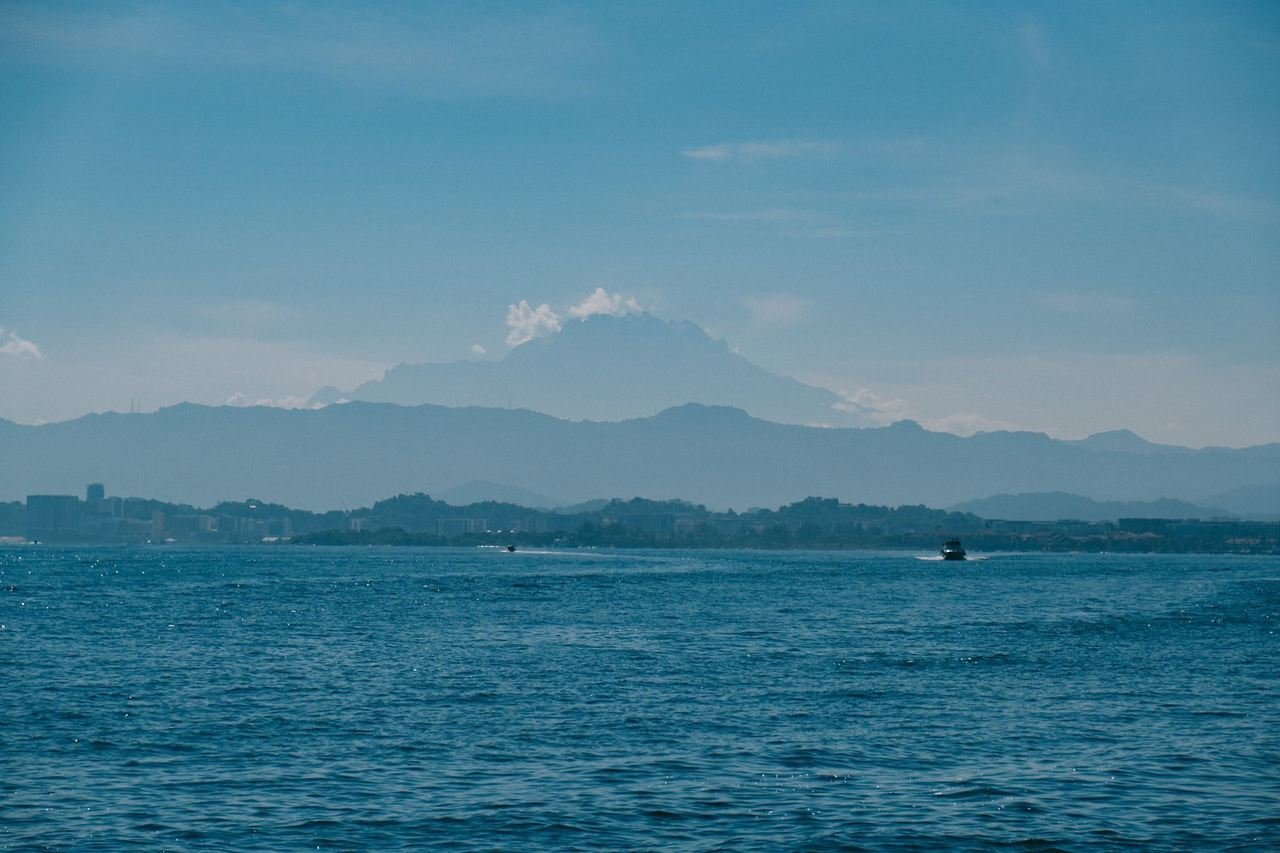 Núi Kinabalu nhìn từ một bãi biển ở Kota Kinabalu