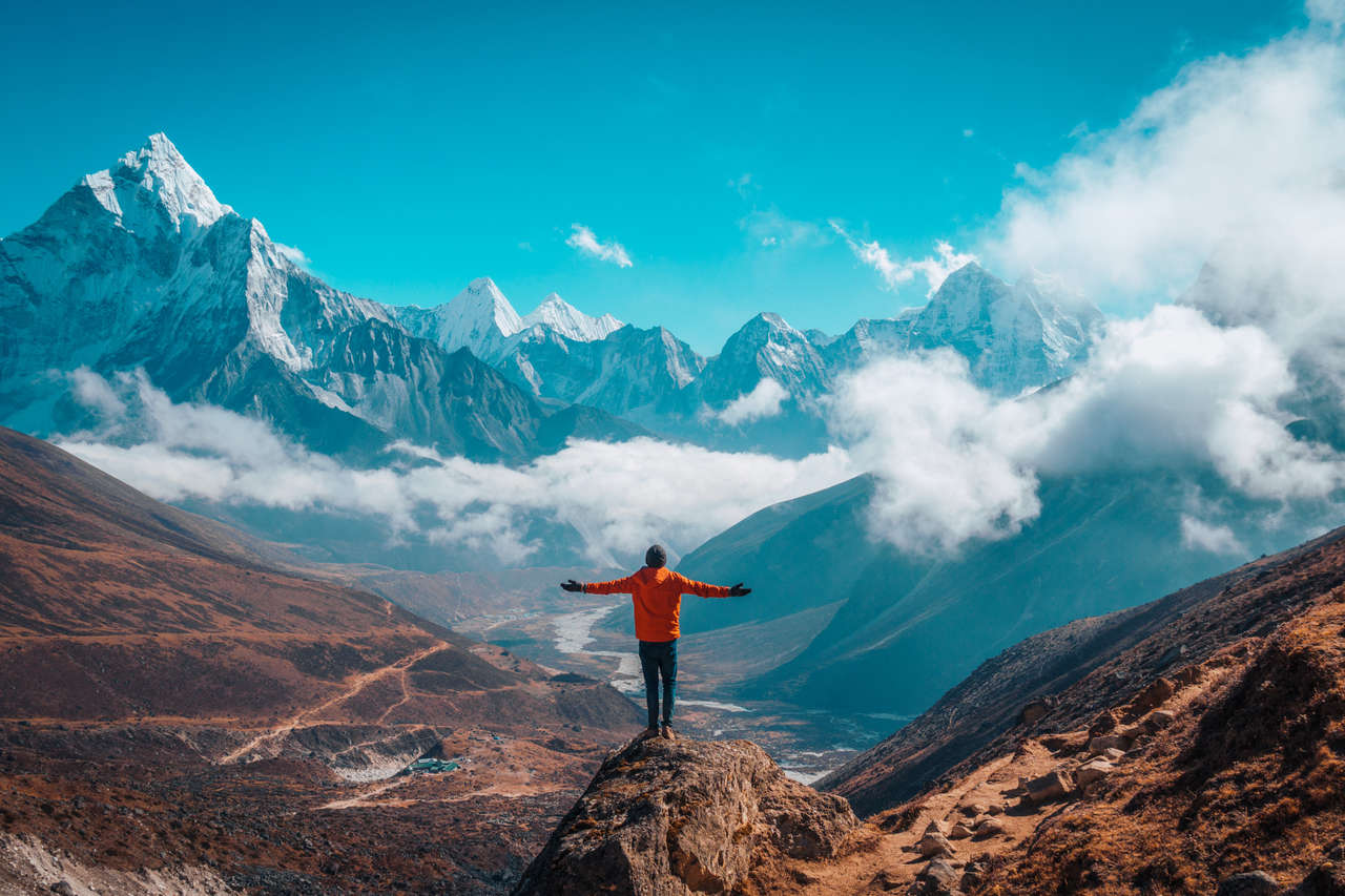 Một người dang tay nhìn ra thung lũng dọc theo đường mòn từ Lobuche đến Dzongla trên Chuyến đi Trại Căn cứ Everest ở Nepal