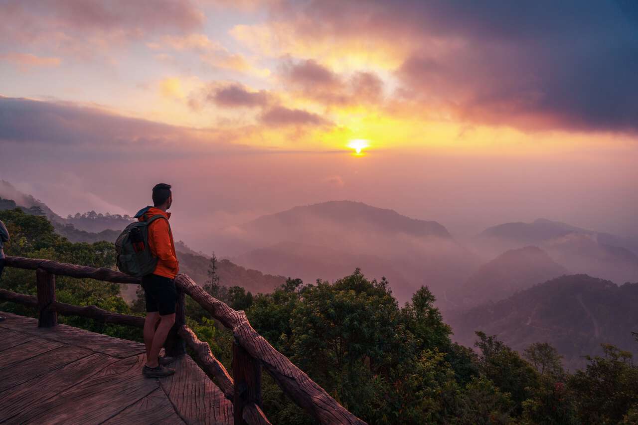 Một người đang ngắm bình minh từ khu cắm trại của Doi Ang Khang ở Chiang Mai