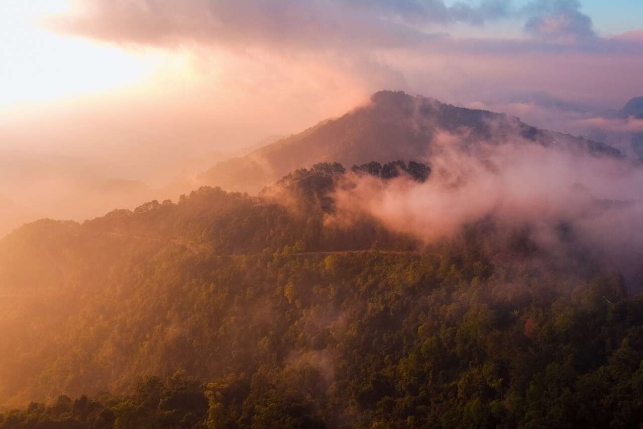 Bình minh tại khu cắm trại của Doi Ang Khang ở Chiang Mai