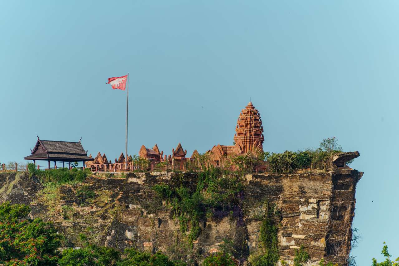 Bản sao của chùa Phra Viharn trên núi nhân tạo ở Thành phố cổ ở Samut Prakan