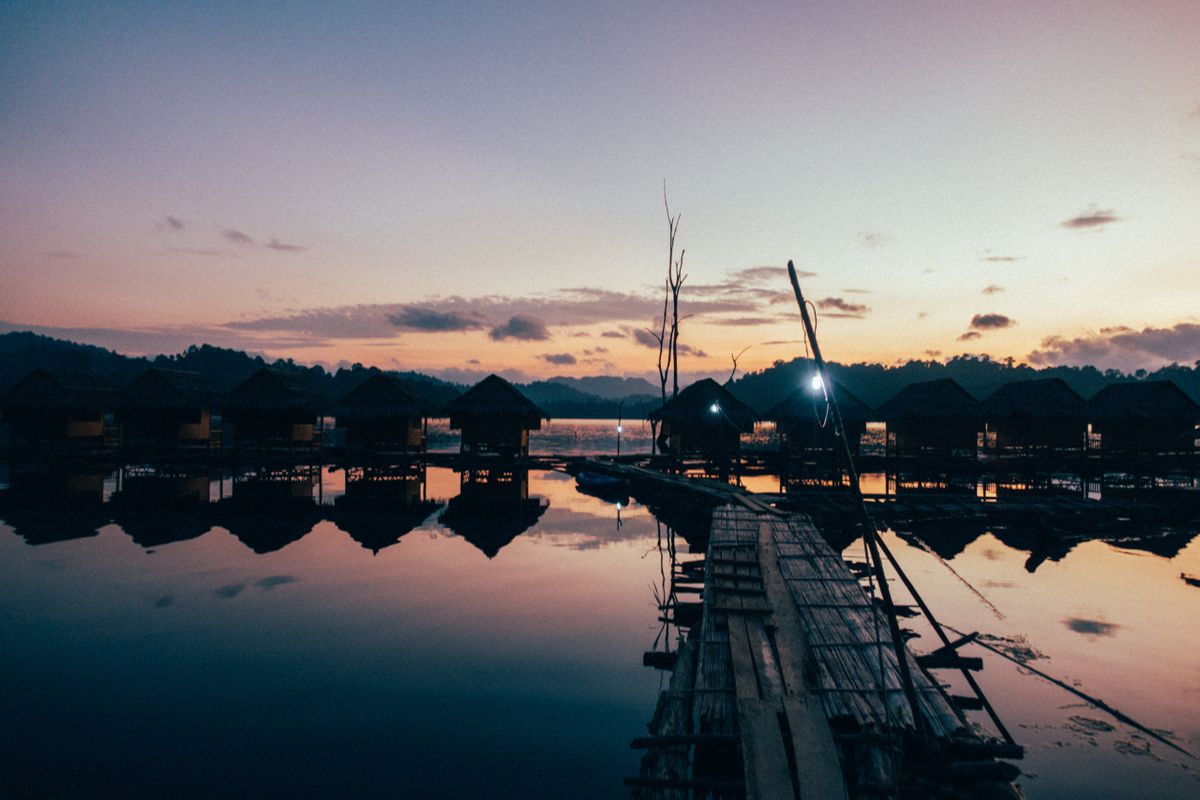 Bungalow nổi ở Khao Sok lúc bình minh