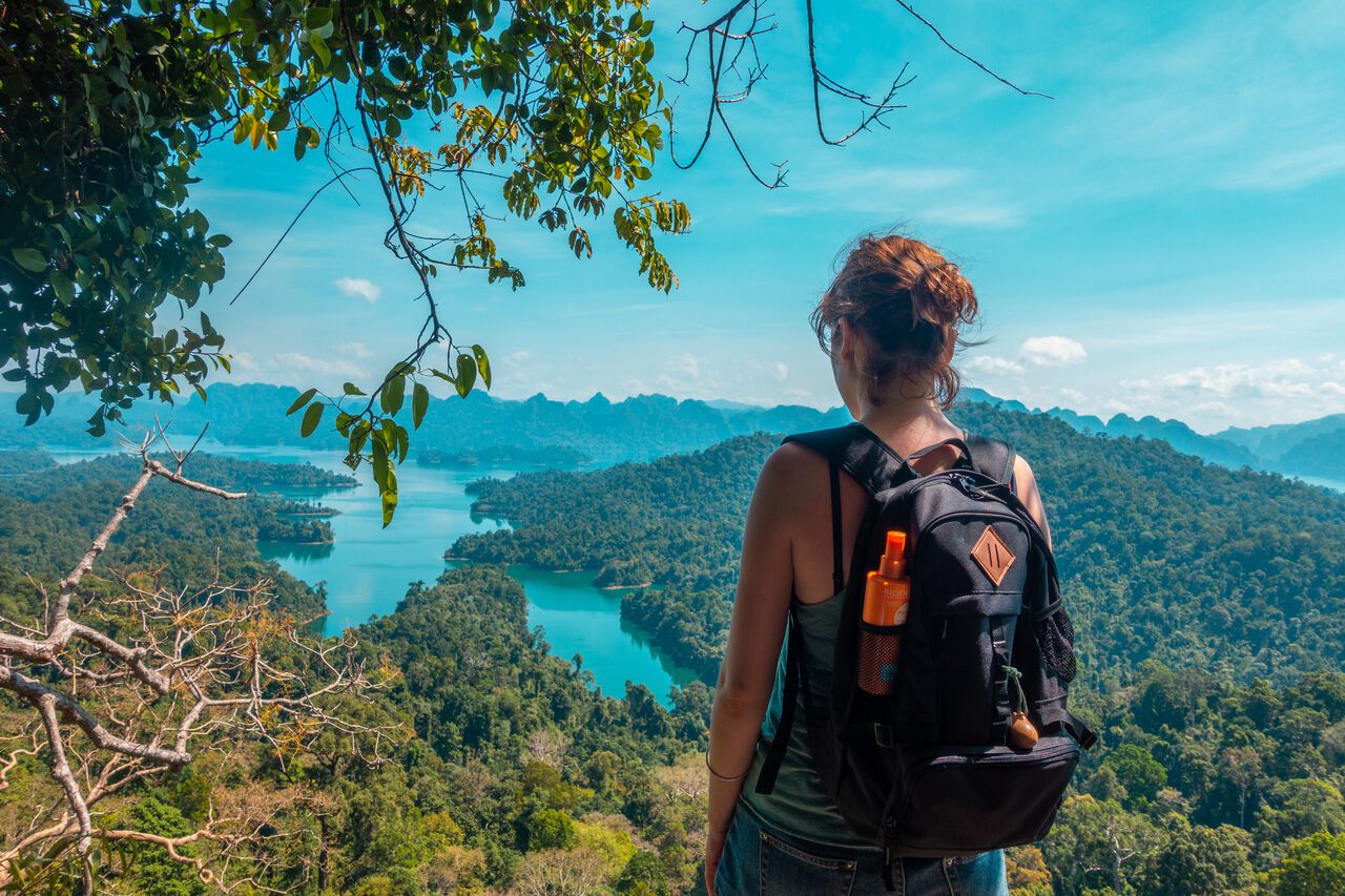 Một người nhìn Khao Sok từ Điểm quan sát Kri Sorn