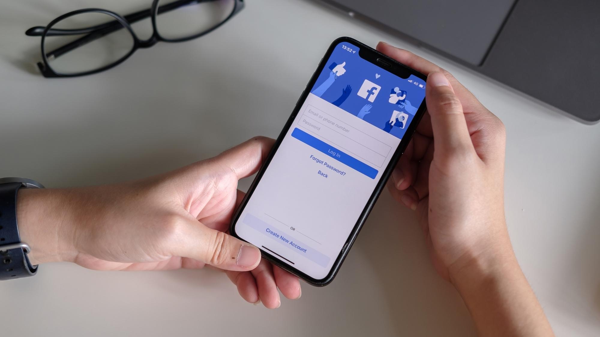 Bỏ túi ngay cách đăng Story không mờ trên Facebook mà không phải ai cũng biết