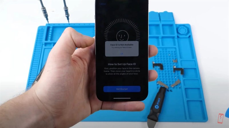 iPhone 13 có thể mất Face ID nếu bạn thay màn hình không chính hãng, tốt nhất vẫn là đến trung tâm Apple để sửa chữa nhé iFans!