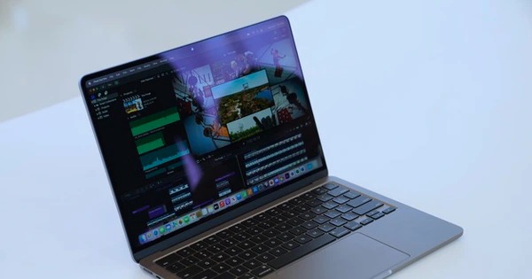Ảnh thực tế MacBook Air M2: Thiết kế mới nhẹ hơn Air M1, màn hình “tai thỏ”, có sạc MagSafe