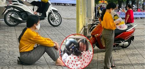 Vì lời hứa, người mẹ ngồi đợi con thi suốt 2 tiếng không rời: "Mẹ sẽ ở đây mẹ đợi, con cứ ra là thấy mẹ ngay!"